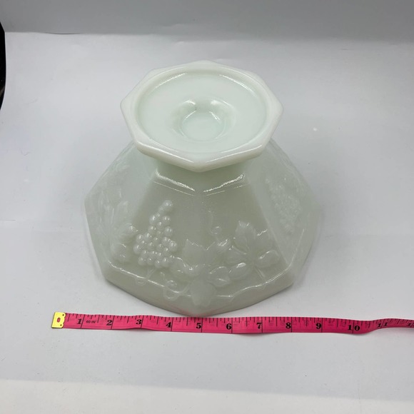 Vintage White Milk Glass Grapes Leaves Serving Decorative Pedestal Bowl - Picture 6 of 8